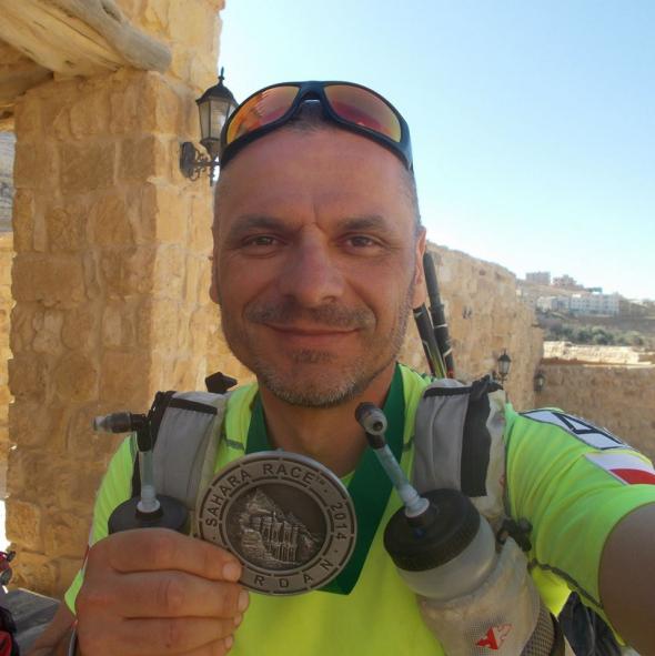 Marek Wikiera z medalem z Sahara Race Marek Wikiera